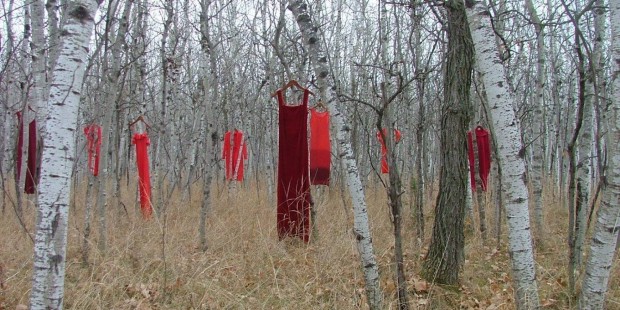 REDress projekt a kanadai eltűnt és meggyilkolt őslakos nőkért. Forrás: huffingtonpost.ca