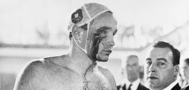 Zádor Ervin fejéből ömlik a vér miután 1956-ban, épp a forradalom idején, Melbourneben, a Szovjetúnió elleni vízilabda mérkőzésen a szovjet csapatkapitány megütötte.