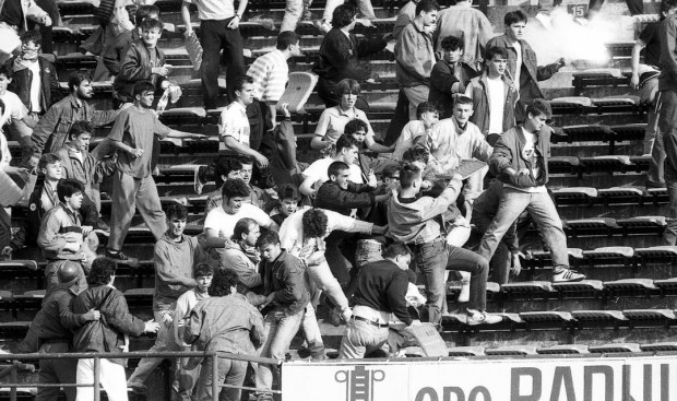 1990-ben, a Dinamo Zagreb - Crvena Zvezda Beograd labdarúgó mérkőzésen éri el a csúcspontját a szerb és a horvát szurkolók etnikai konfliktusa.