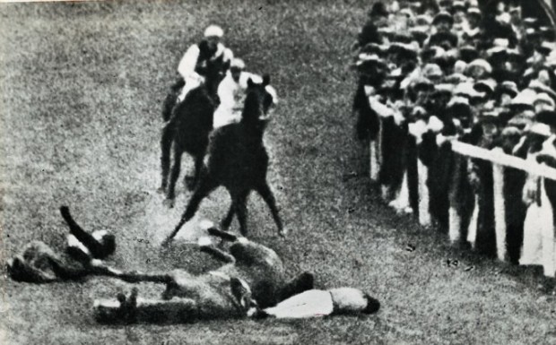Emily Davison, a női egyenjogúságért küzdő szüfrazsett, 1913-ban György király lova elé veti magát az epsomi derbin, így tiltakozva a kormánydöntés ellen, amely megtagadta a nőktől a szavazati jogot.